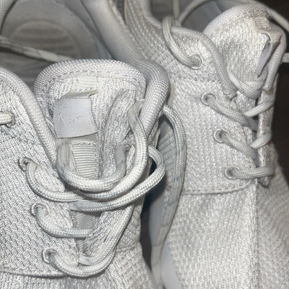Women’s Classic Nike All White Roshe Run Shoes Size 7 - Picture 8 of 8